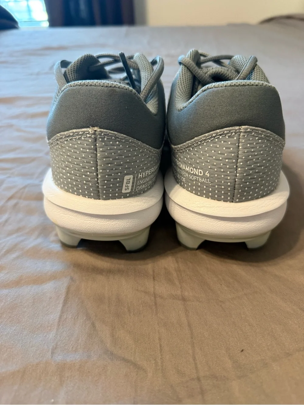 NWOT Nike Gray and White Women's Softball Hyperdiamond 4 Cleats